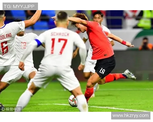 足球明星庆祝胜利手势动作展现激情与荣耀的瞬间